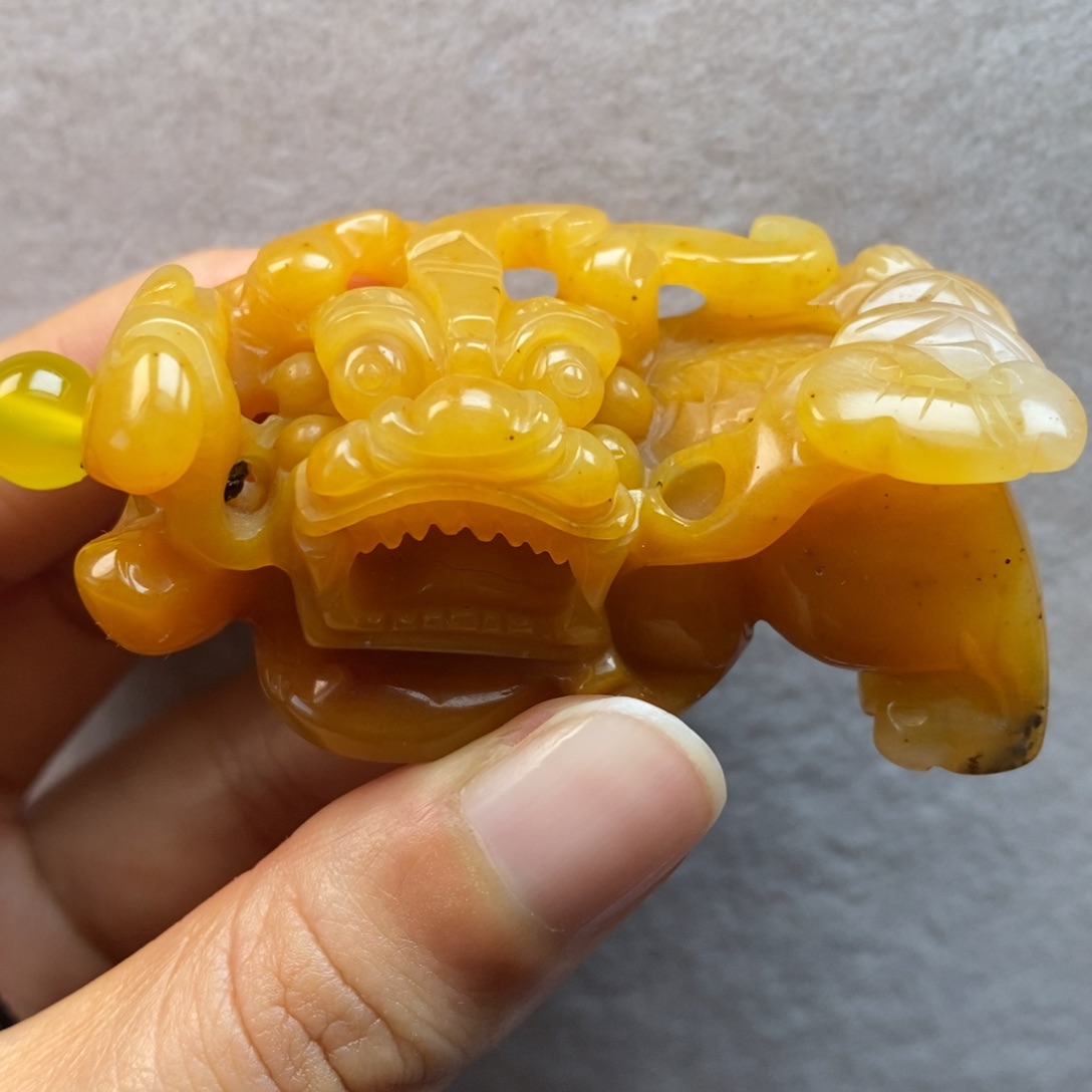 石英质玉（黄龙玉）未镶嵌颈饰