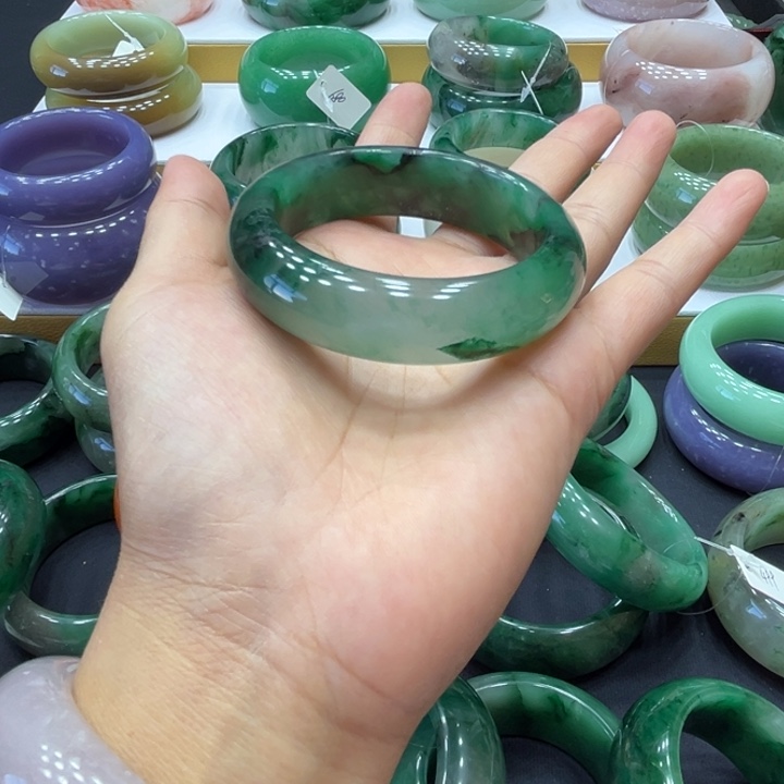 啊***7石英质玉（非洲翠）未镶嵌手镯