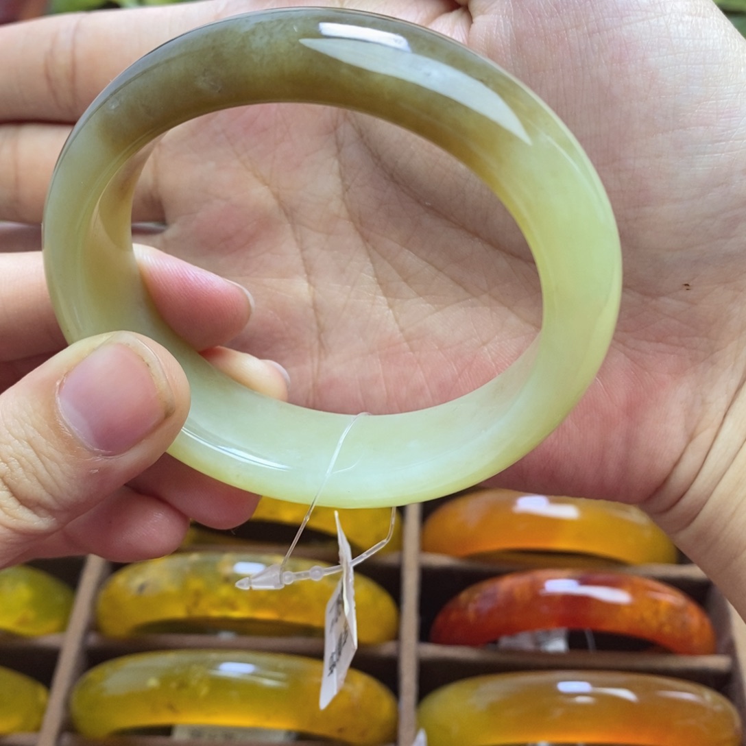 冰***洁岫岩老玉（透闪石质玉）未镶嵌手镯