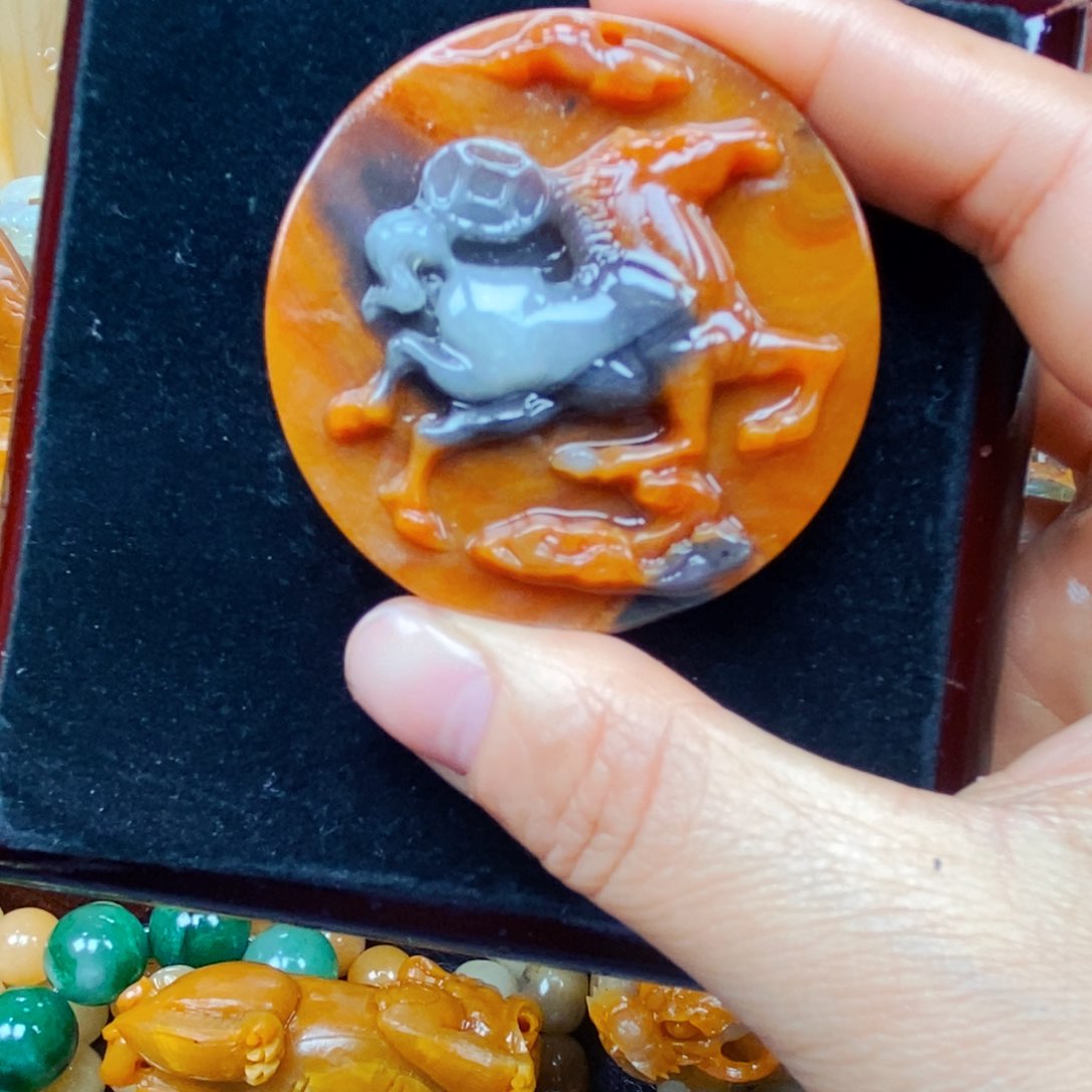 石英质玉（黄龙玉）颈饰未镶嵌