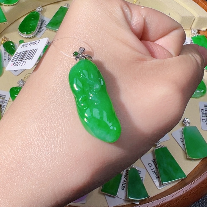 翡翠挂件18K金镶嵌小*月翡翠