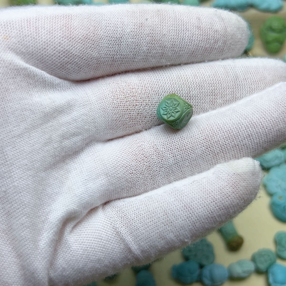 未镶嵌绿松石颈饰