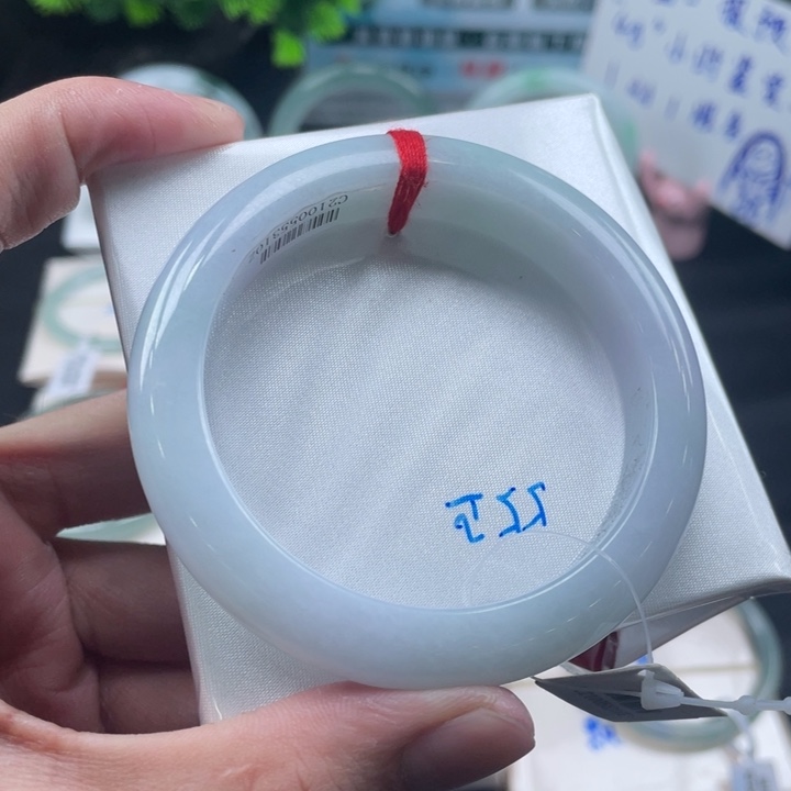 翡翠手镯未镶嵌胶润淡春彩55正