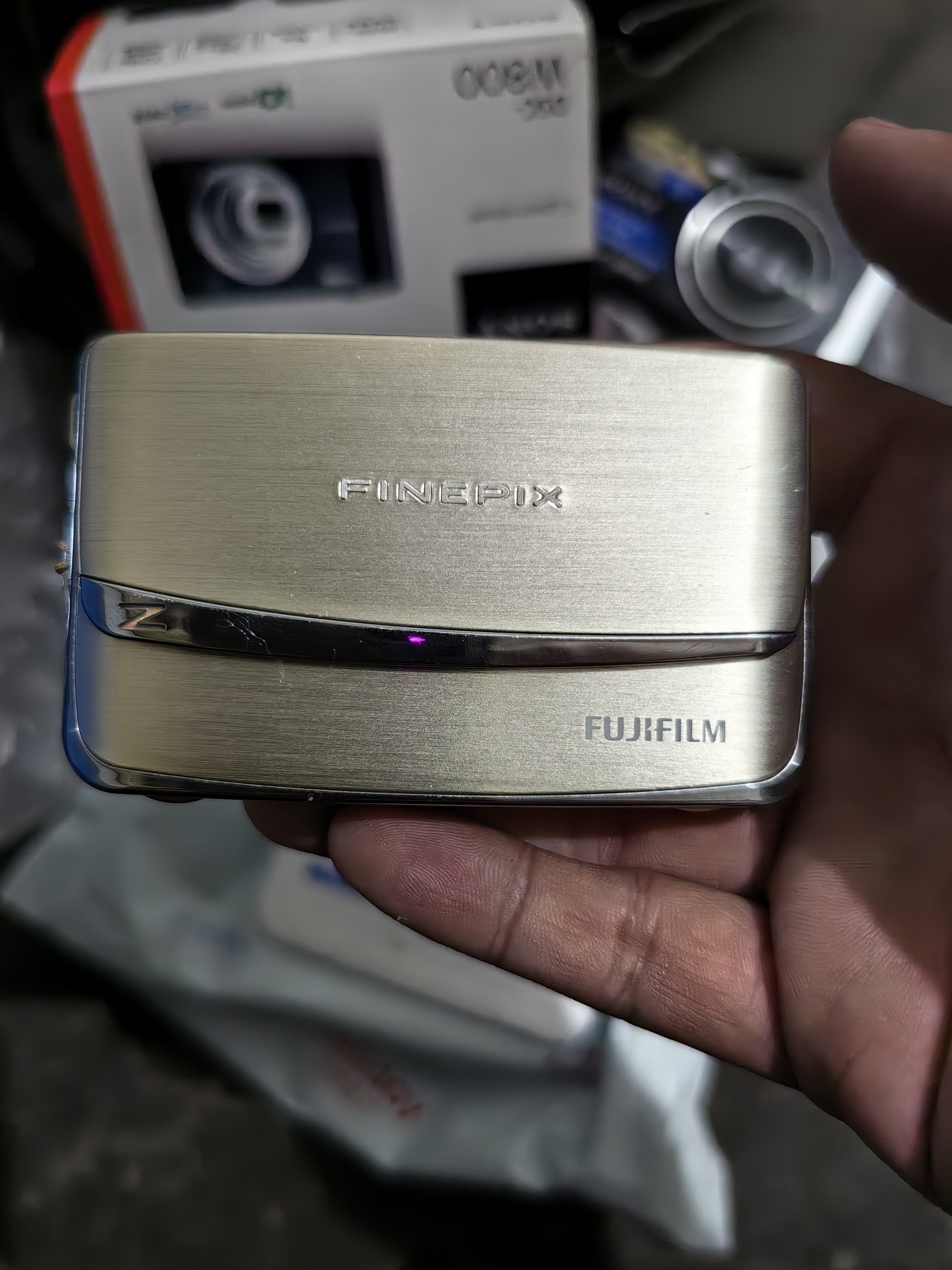 9新 Fujifilm/富士 全好，屏幕有灰尘，成色好，有卡和电池读卡器