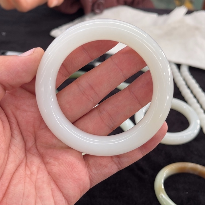 定制和田玉59.5俄白手镯