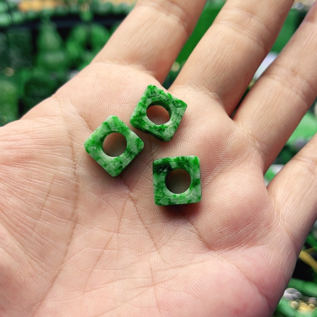 雅***子翡翠未镶嵌颈饰福利 小提溜