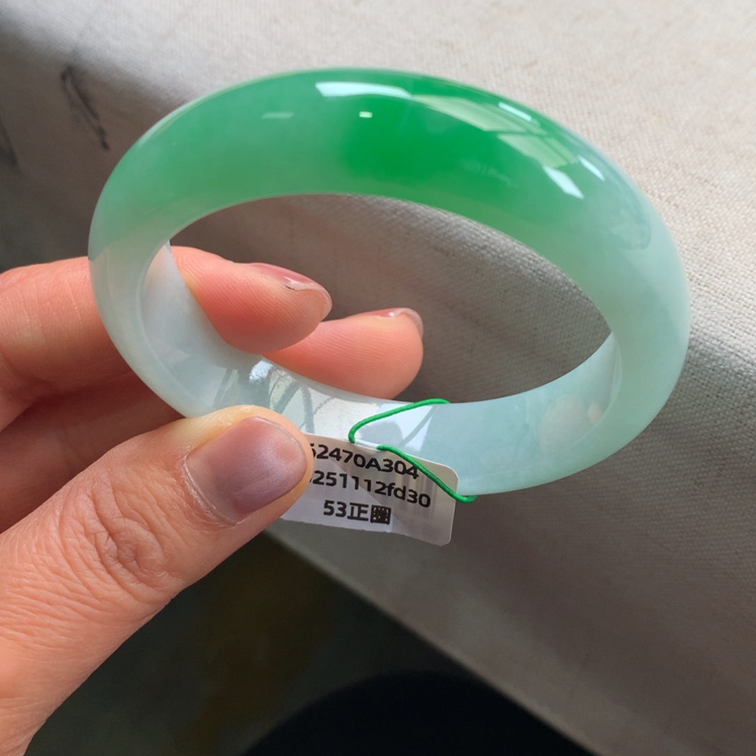 翡翠未镶嵌手镯种老肉细白底青【微瑕捡漏】