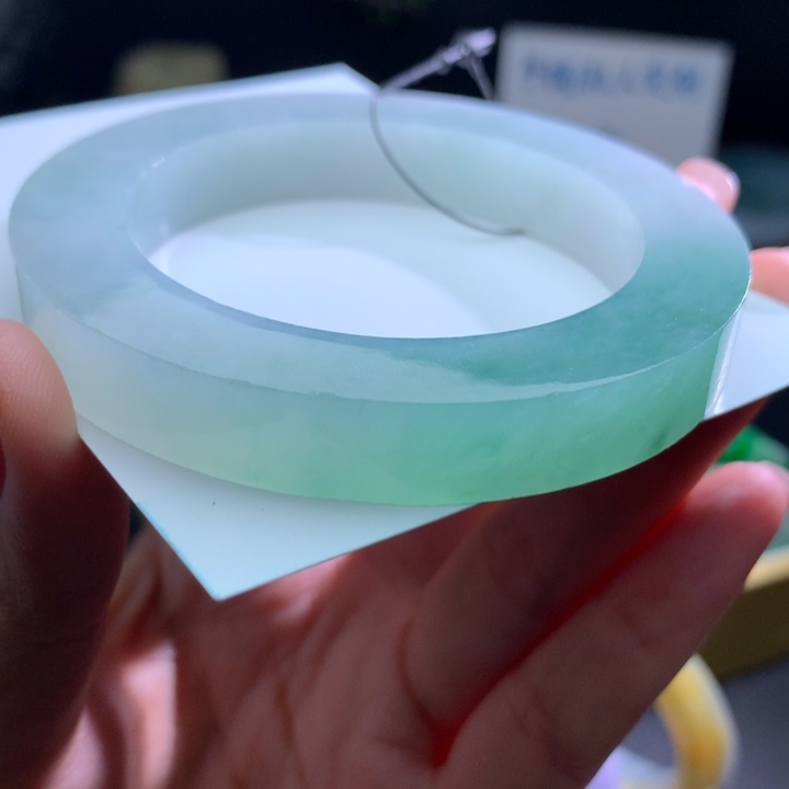 定制翡翠未镶嵌翡翠手镯