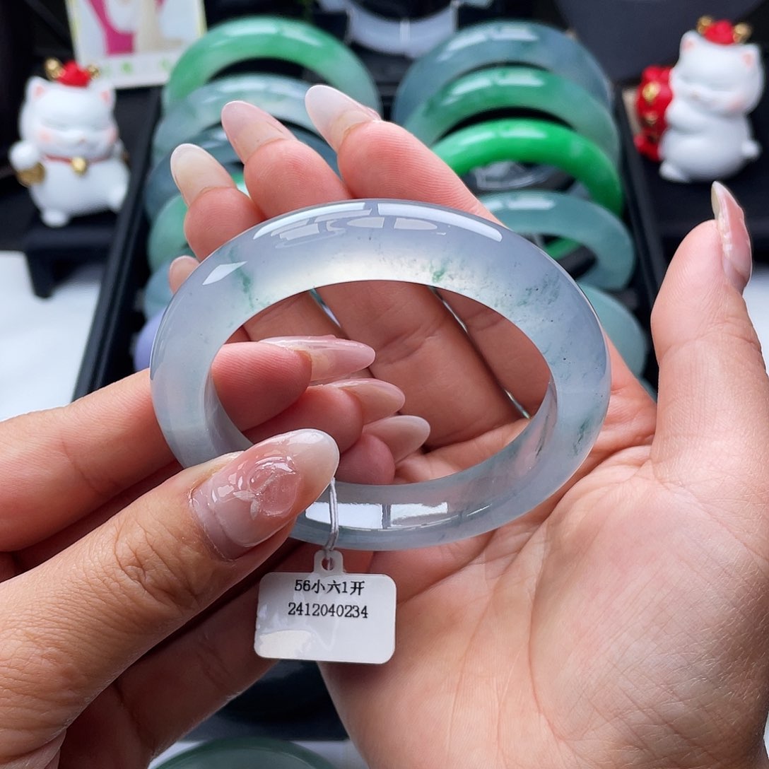 翡翠手镯未镶嵌56高冰泥鳅背飘蓝花有瑕、截图询价