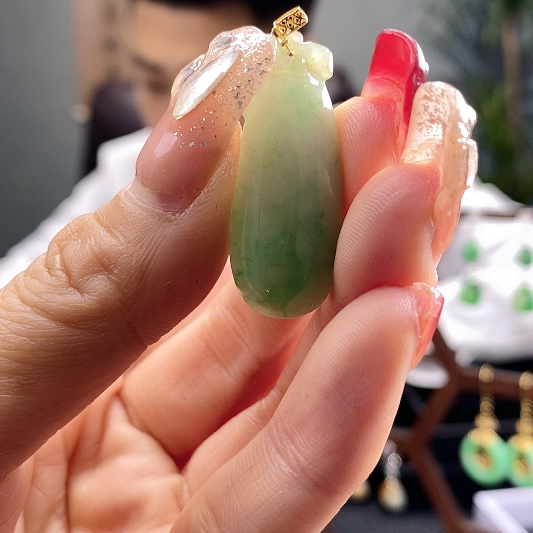 翡翠颈饰18K金镶嵌翡翠