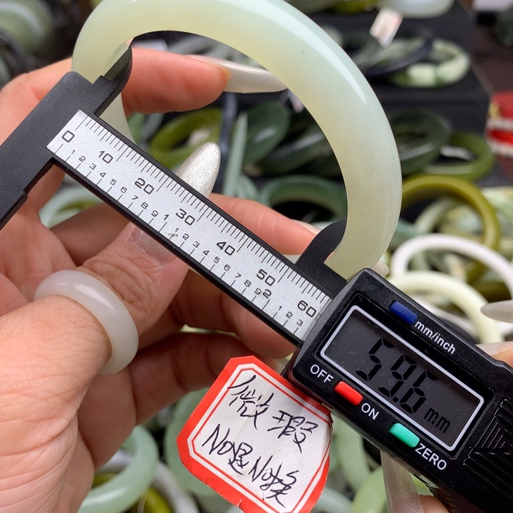 蛇纹石玉手镯未镶嵌909