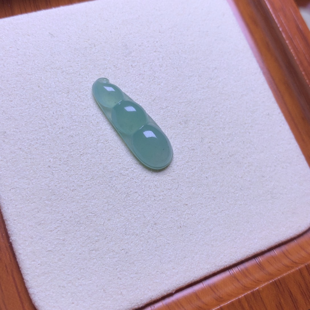 翡翠未镶嵌颈饰木那绿豆子