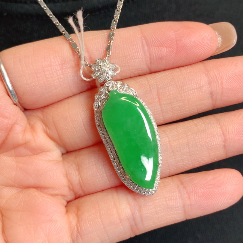 【闪购商品】颈饰18K金镶嵌翡翠福瓜