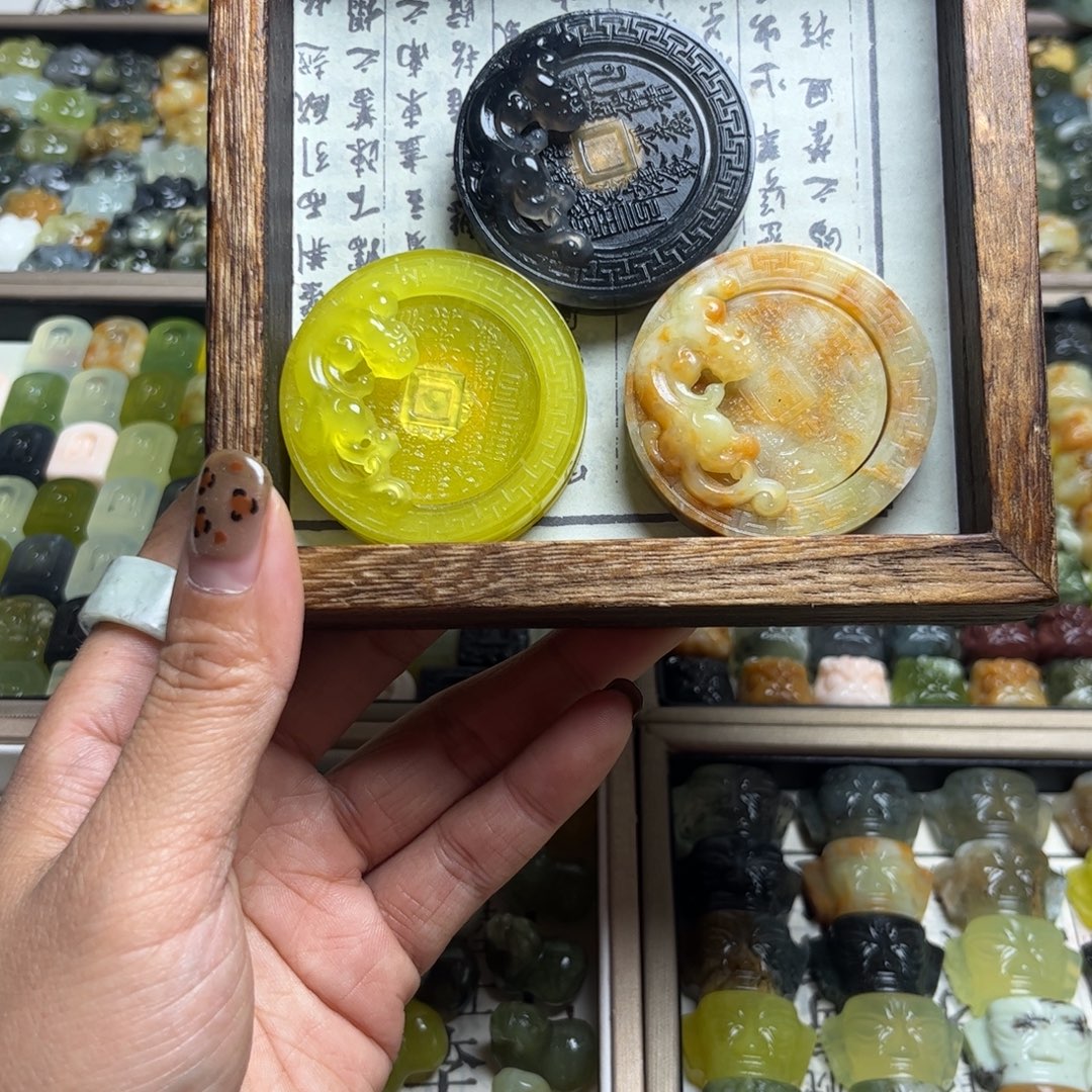 百***润蛇纹石玉合金颈饰