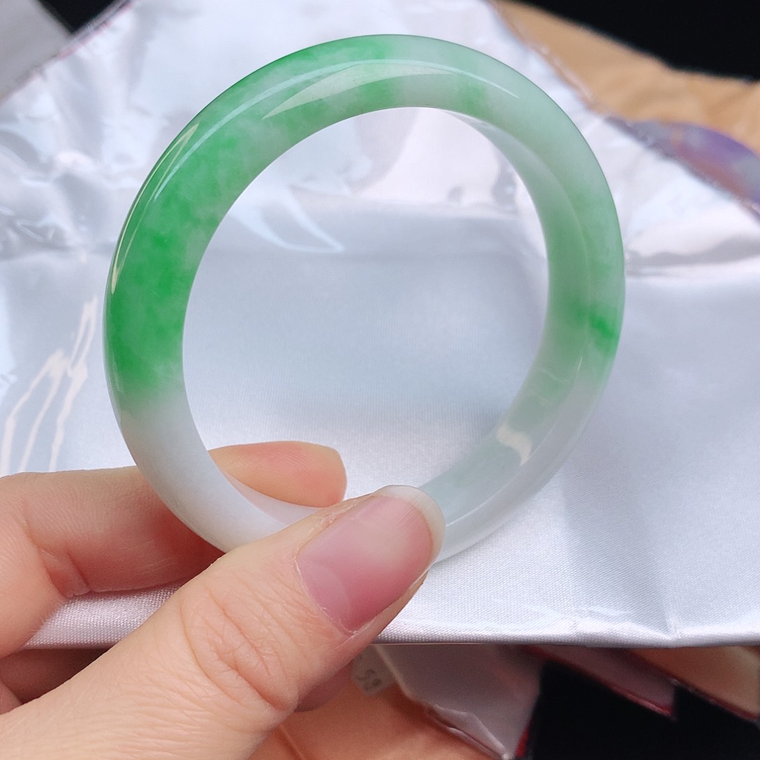 翡翠手镯未镶嵌8465zxxvvb