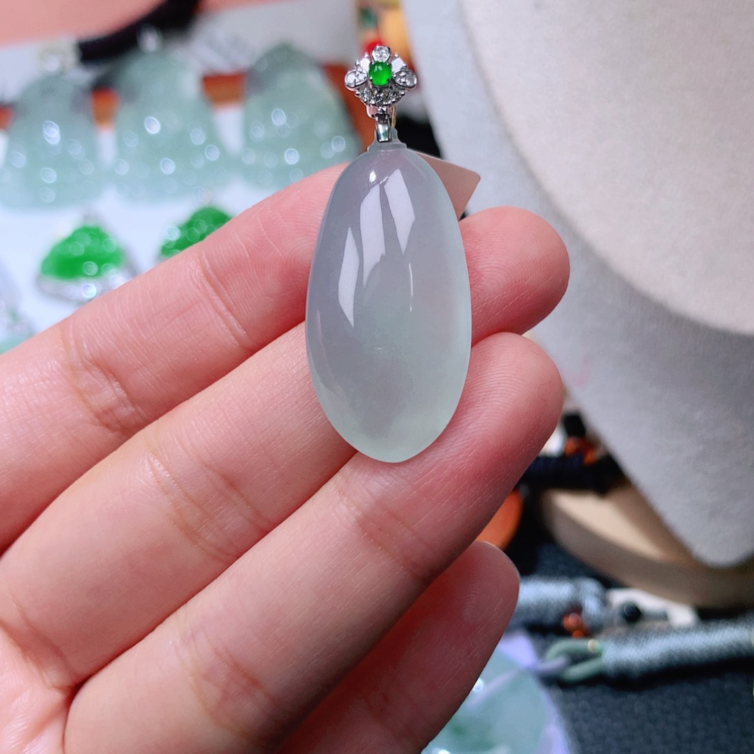 颈饰18K金镶嵌翡翠福瓜