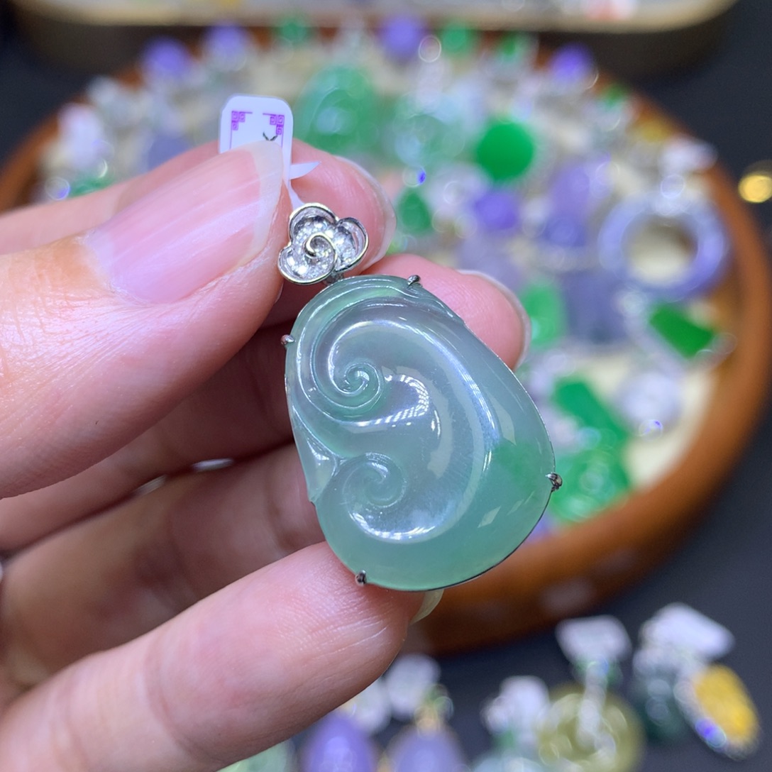 翡翠18K金镶嵌颈饰翡翠吊坠项链