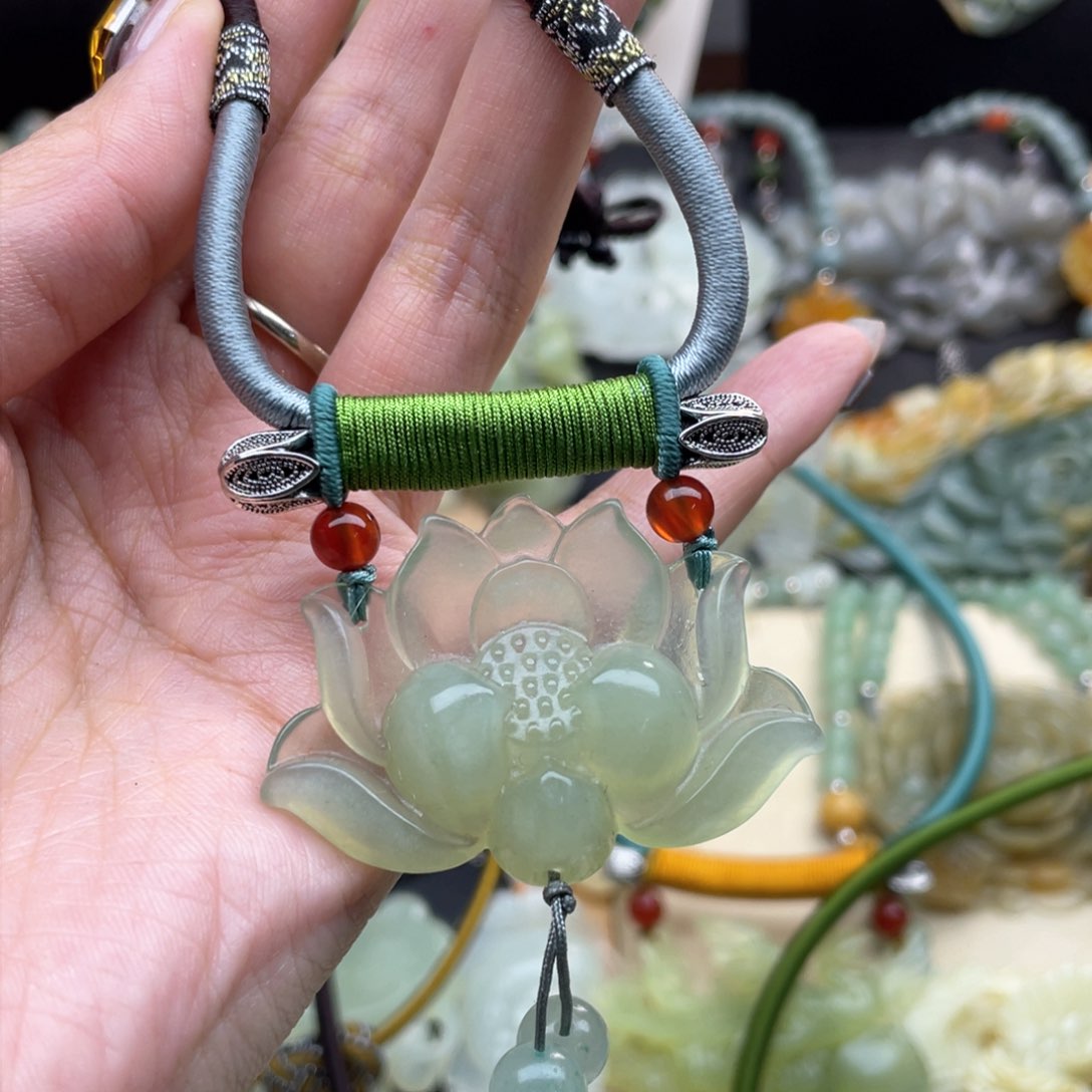 蛇纹石玉颈饰未镶嵌