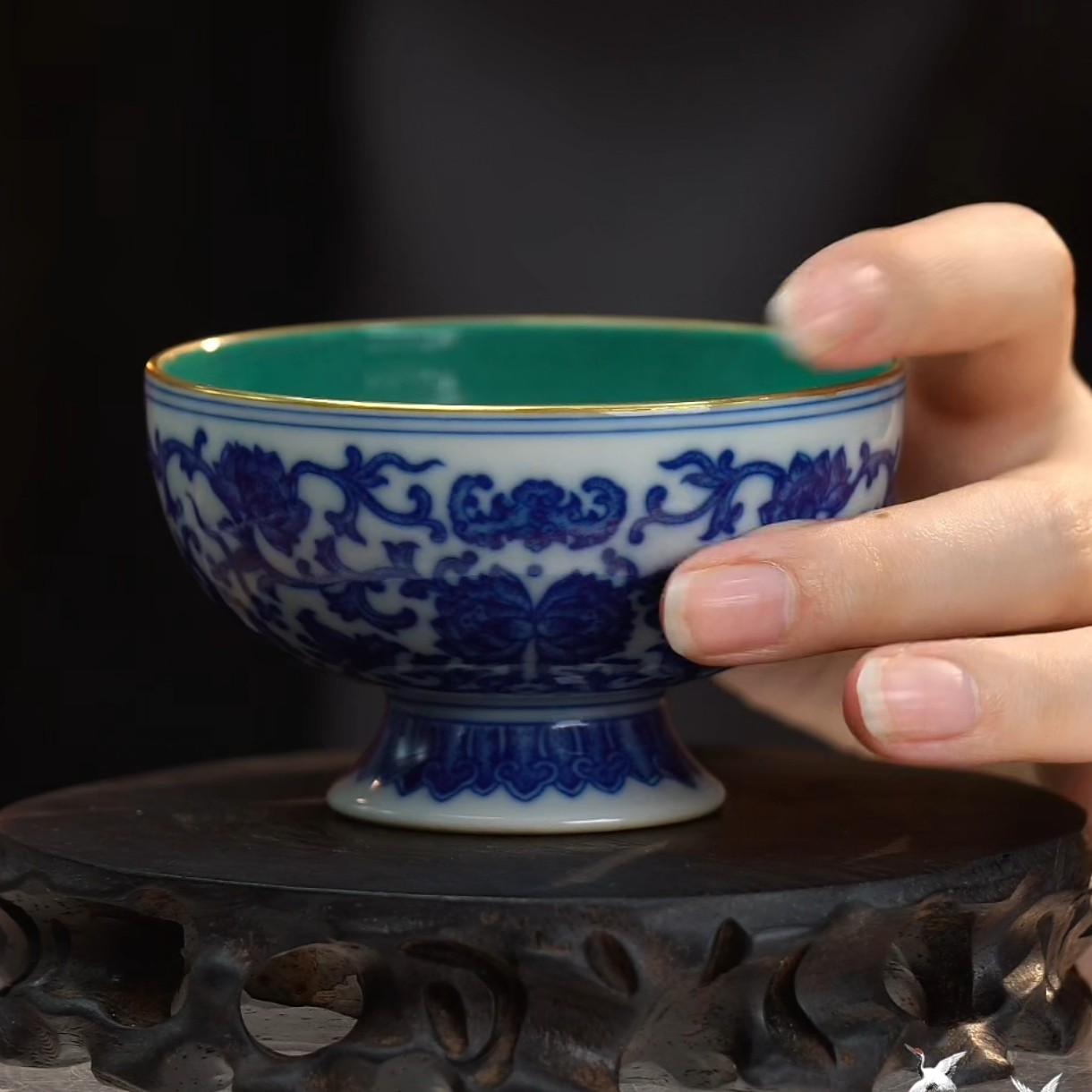 内松石绿外青花缠枝莲纹杯