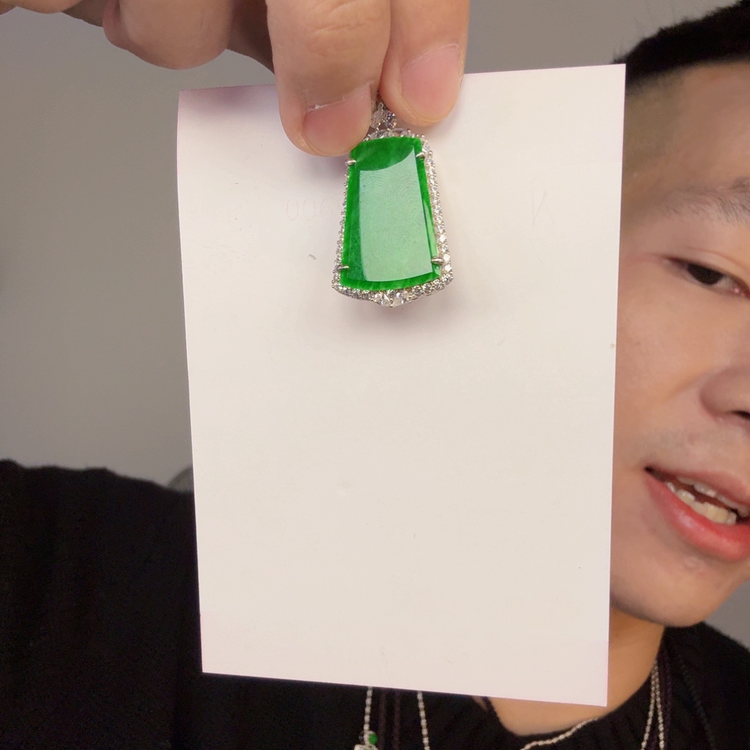 翡翠未镶嵌颈饰一件