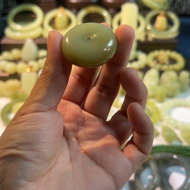 颈饰未镶嵌和田玉（黄玉）