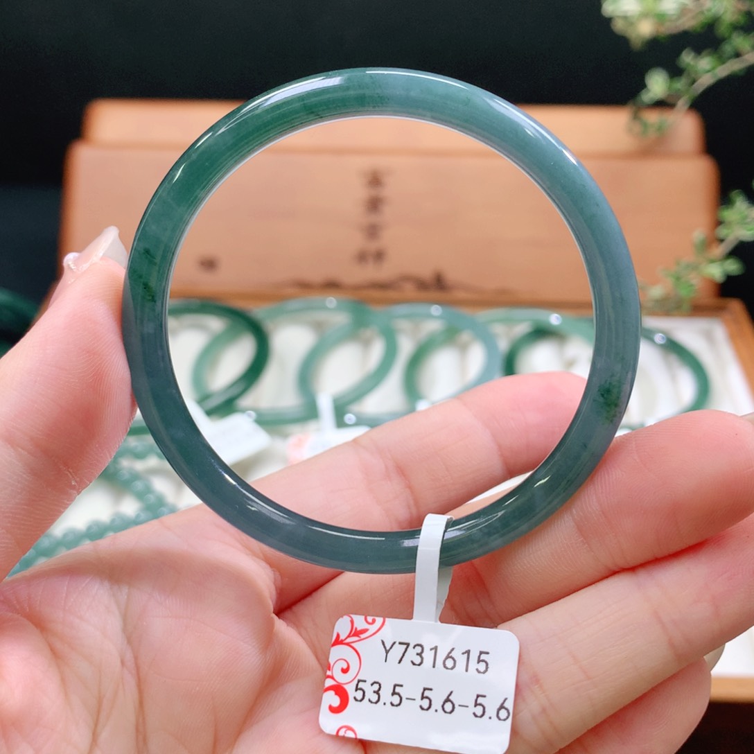 翡翠手镯未镶嵌天然