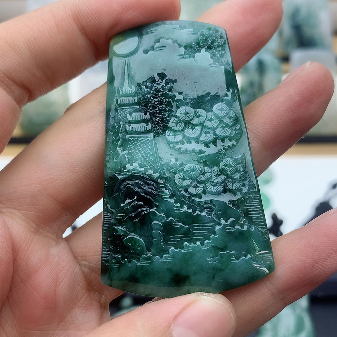 翡翠颈饰未镶嵌町**山水