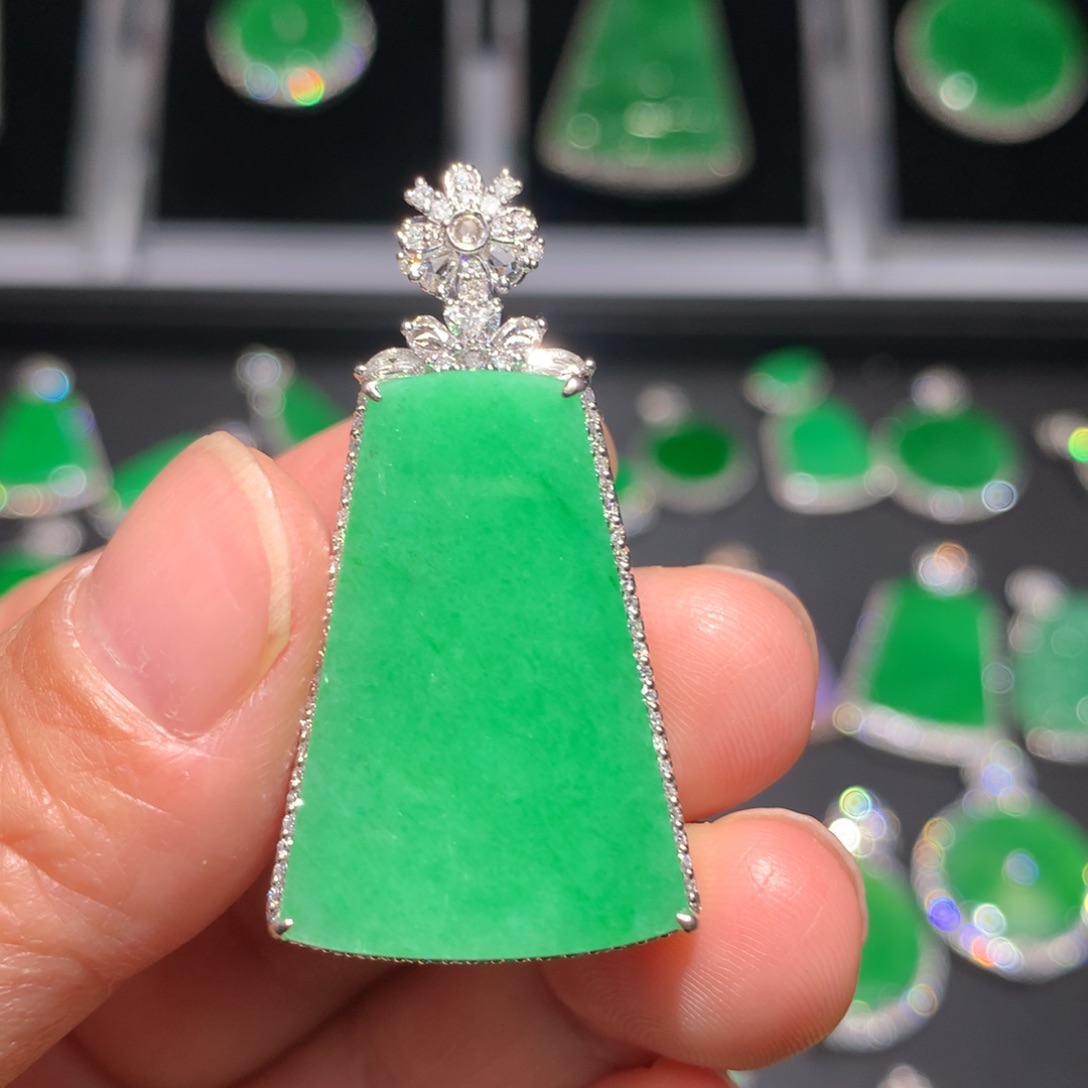 翡翠颈饰18K金镶嵌我**界翡翠