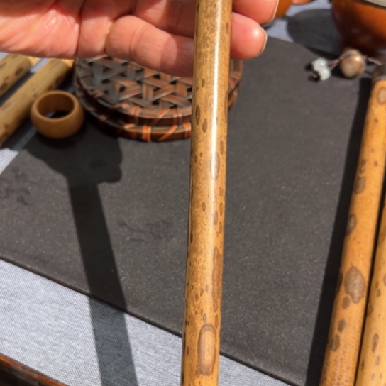 臻香筒和菜品分别由当地一