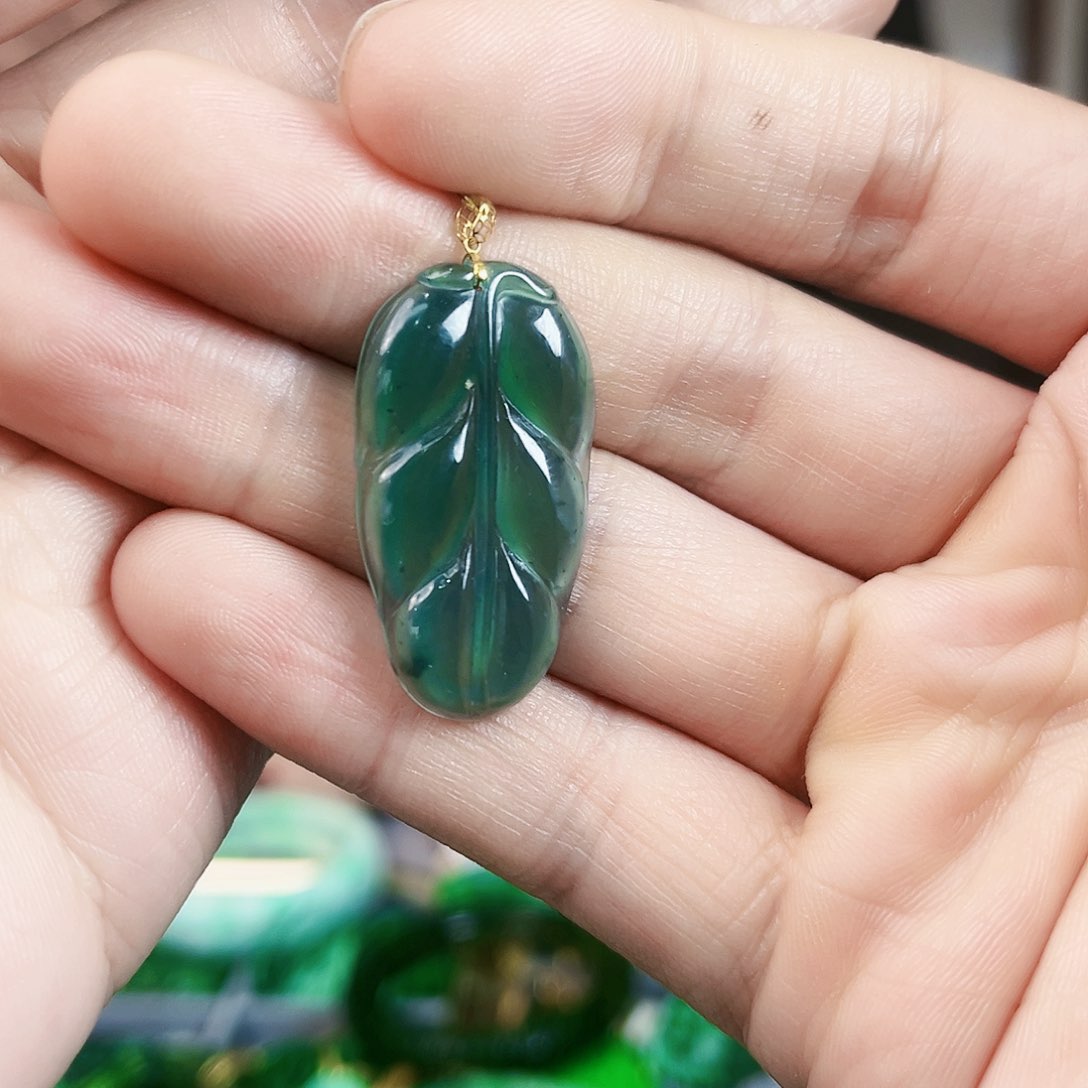 翡翠颈饰18K金镶嵌吊坠