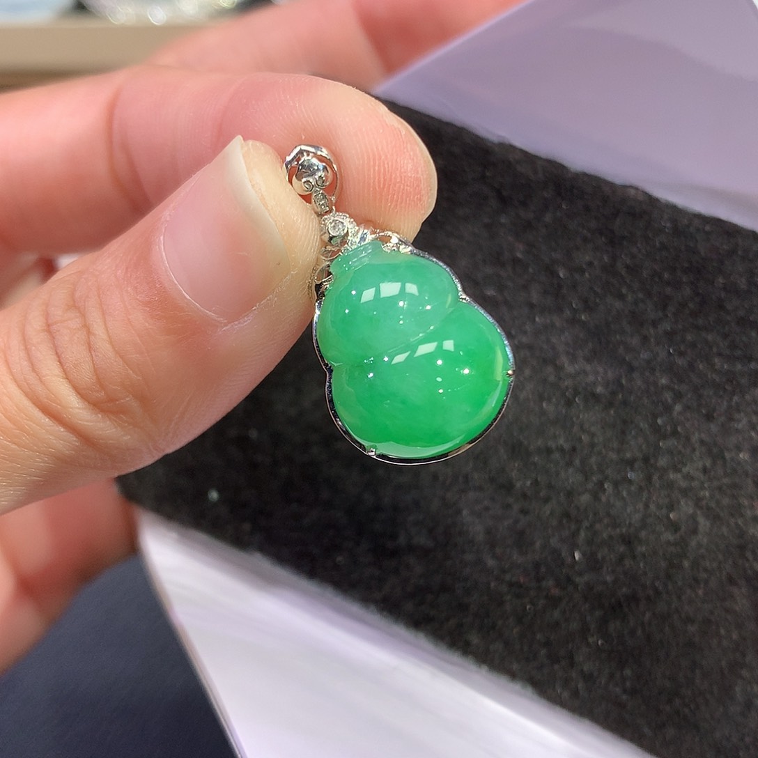 翡翠吊坠(赠链)18K金镶嵌