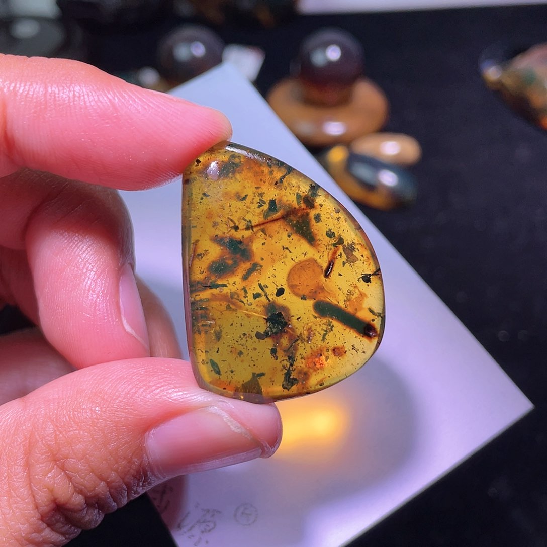 琥珀裸石未镶嵌，