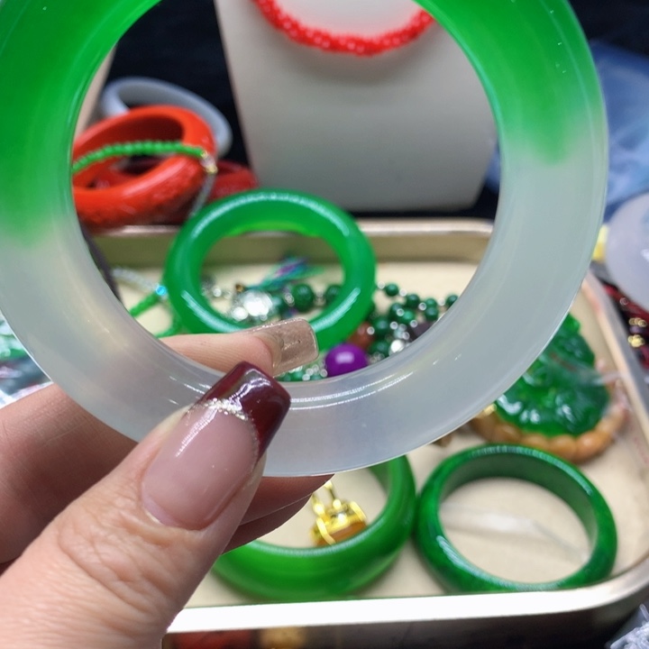 翡翠颈饰未镶嵌手镯