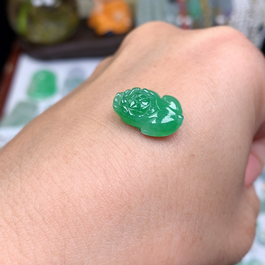 翡翠裸石缅甸天然A货翡翠阳绿貔貅