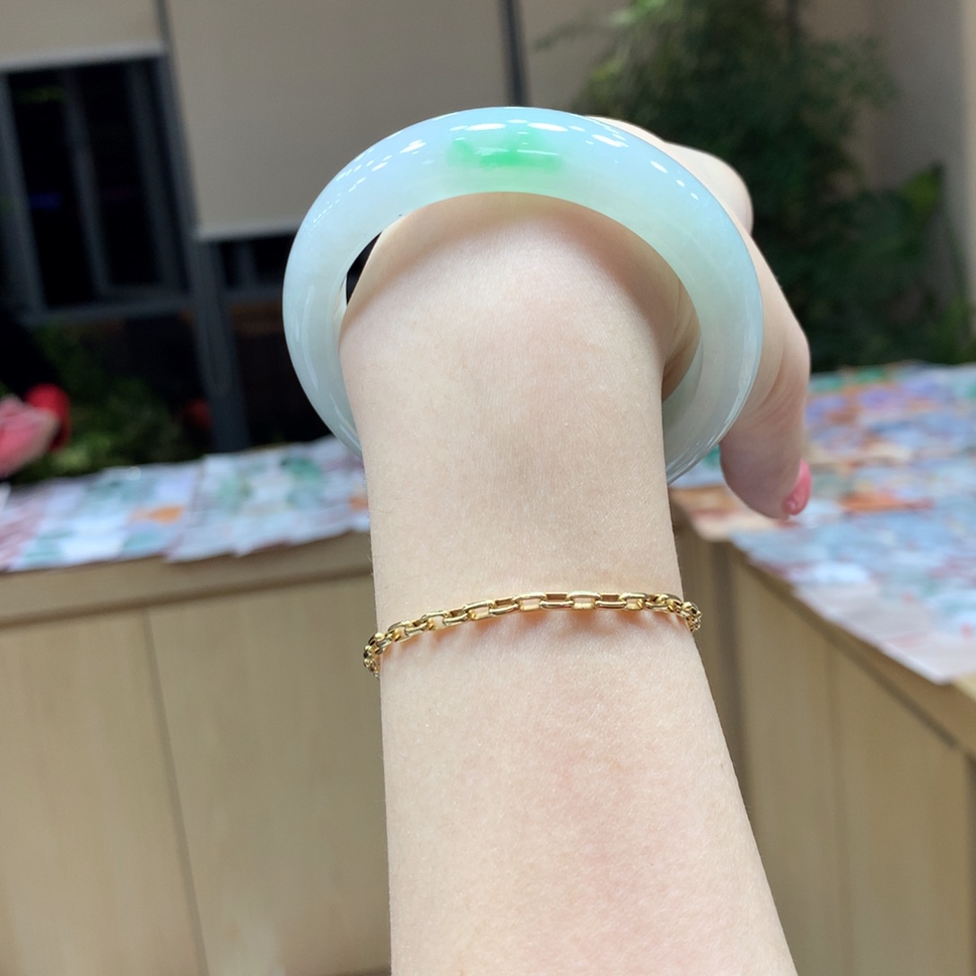 翡翠手镯未镶嵌不退不换