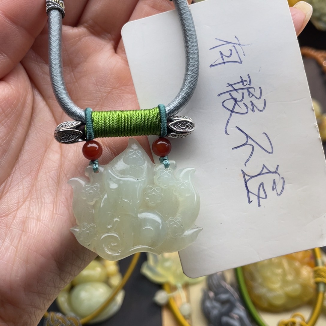 蛇纹石玉颈饰未镶嵌