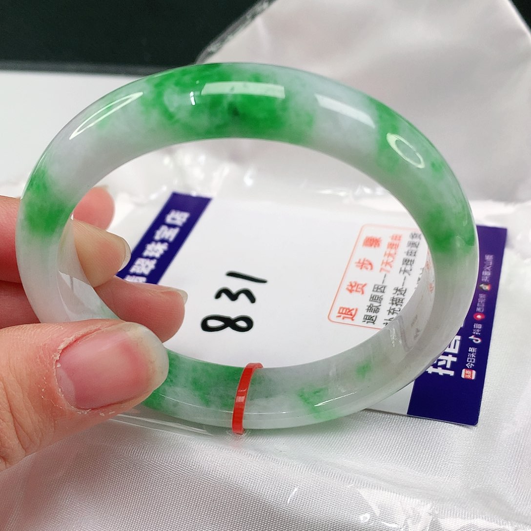 翡翠手镯未镶嵌翡翠