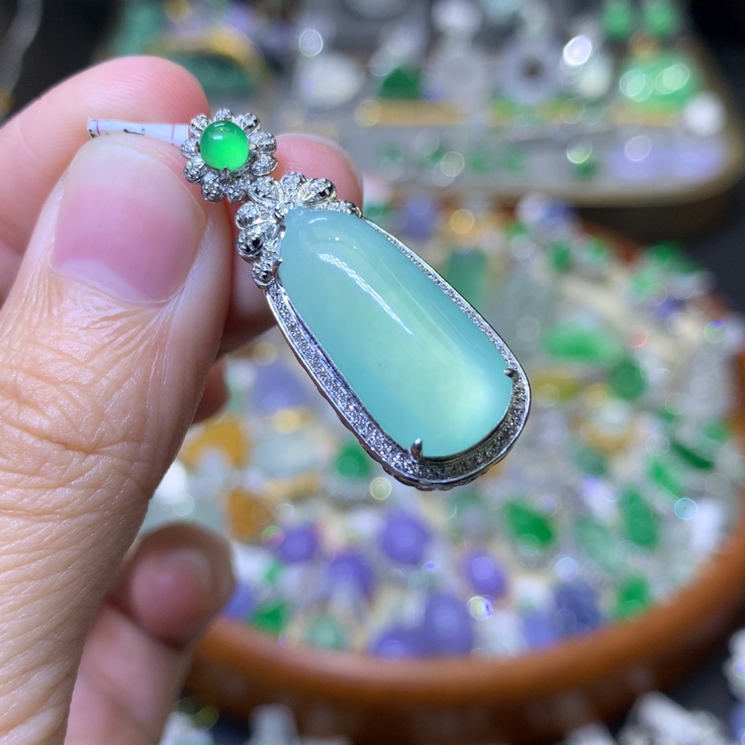 颈饰18K金镶嵌翡翠