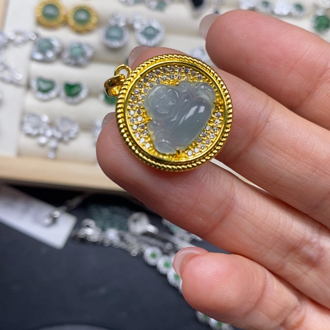 翡翠颈饰未镶嵌翡翠