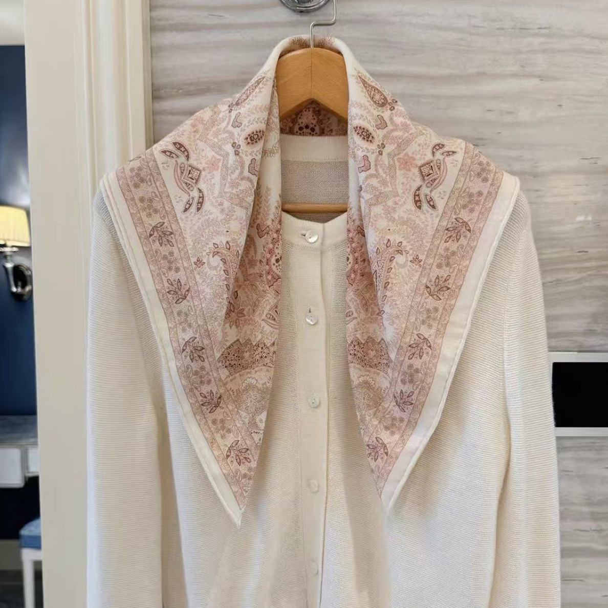 温润佩斯利 70%柔软绵羊毛30%桑蚕丝围巾方巾63*63cm