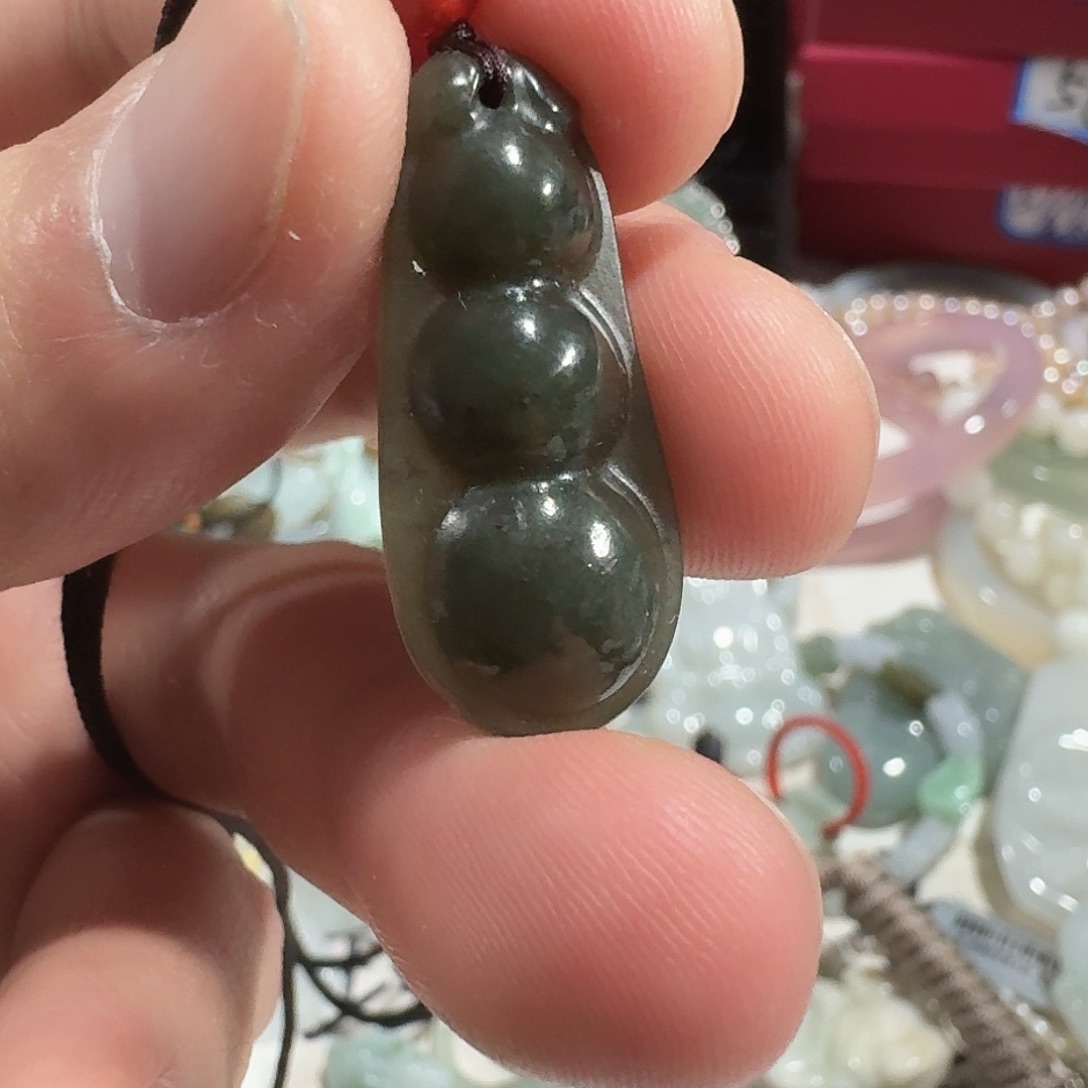 翡翠未镶嵌颈饰豆子
