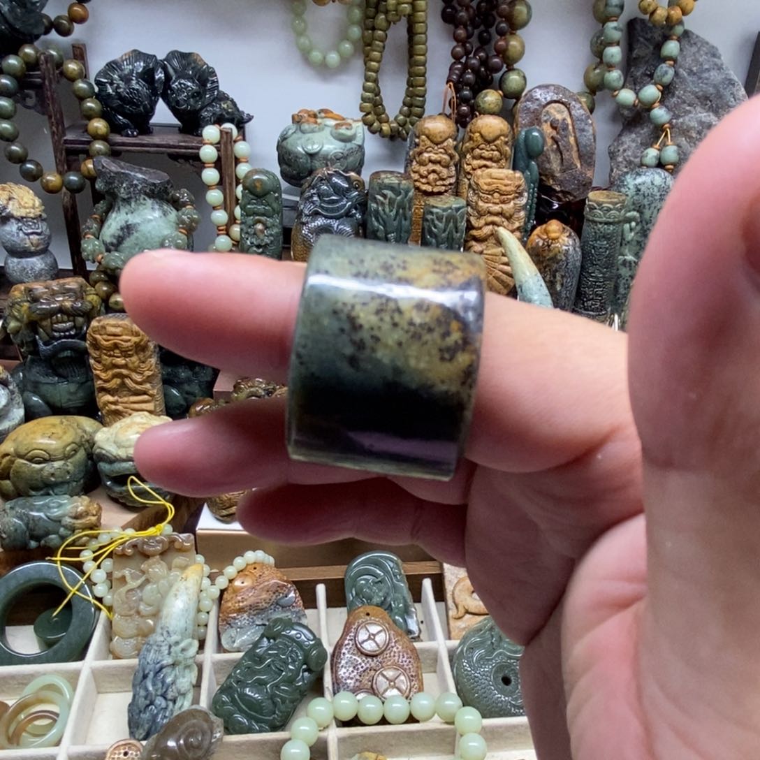 未镶嵌岫岩河磨玉（透闪石质玉）把件