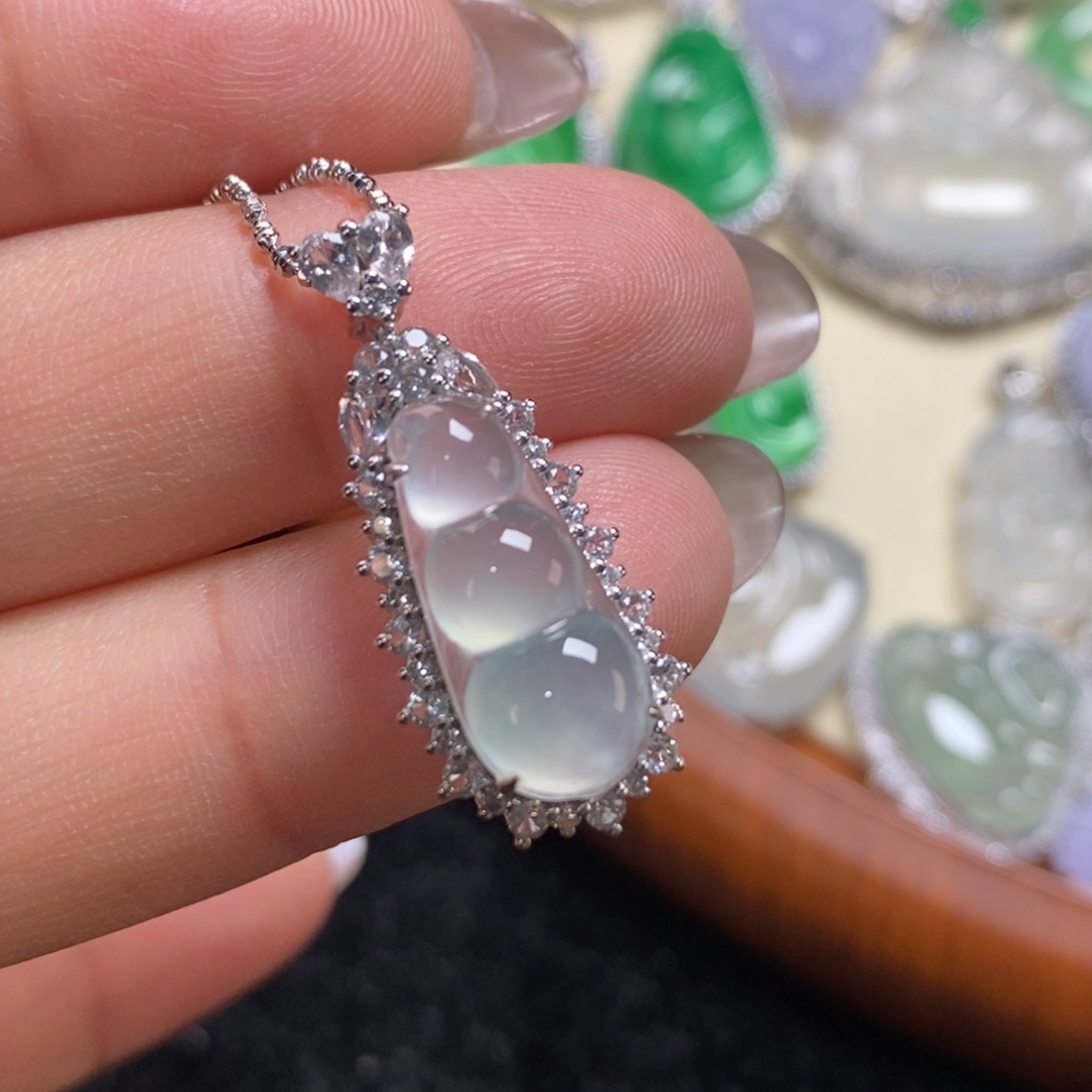 翡翠吊坠(赠链)18K金镶嵌小**?