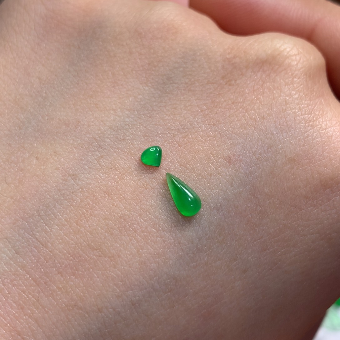 翡翠未镶嵌颈饰阳绿的水滴加配石