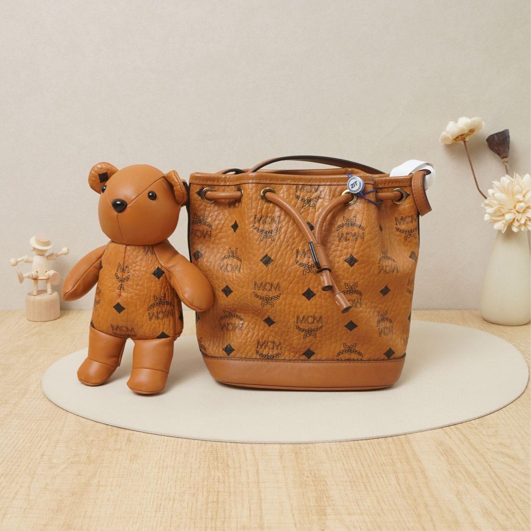 95新 MCM  MCM小熊抽绳水桶可拆卸小熊干邑色/DS042537