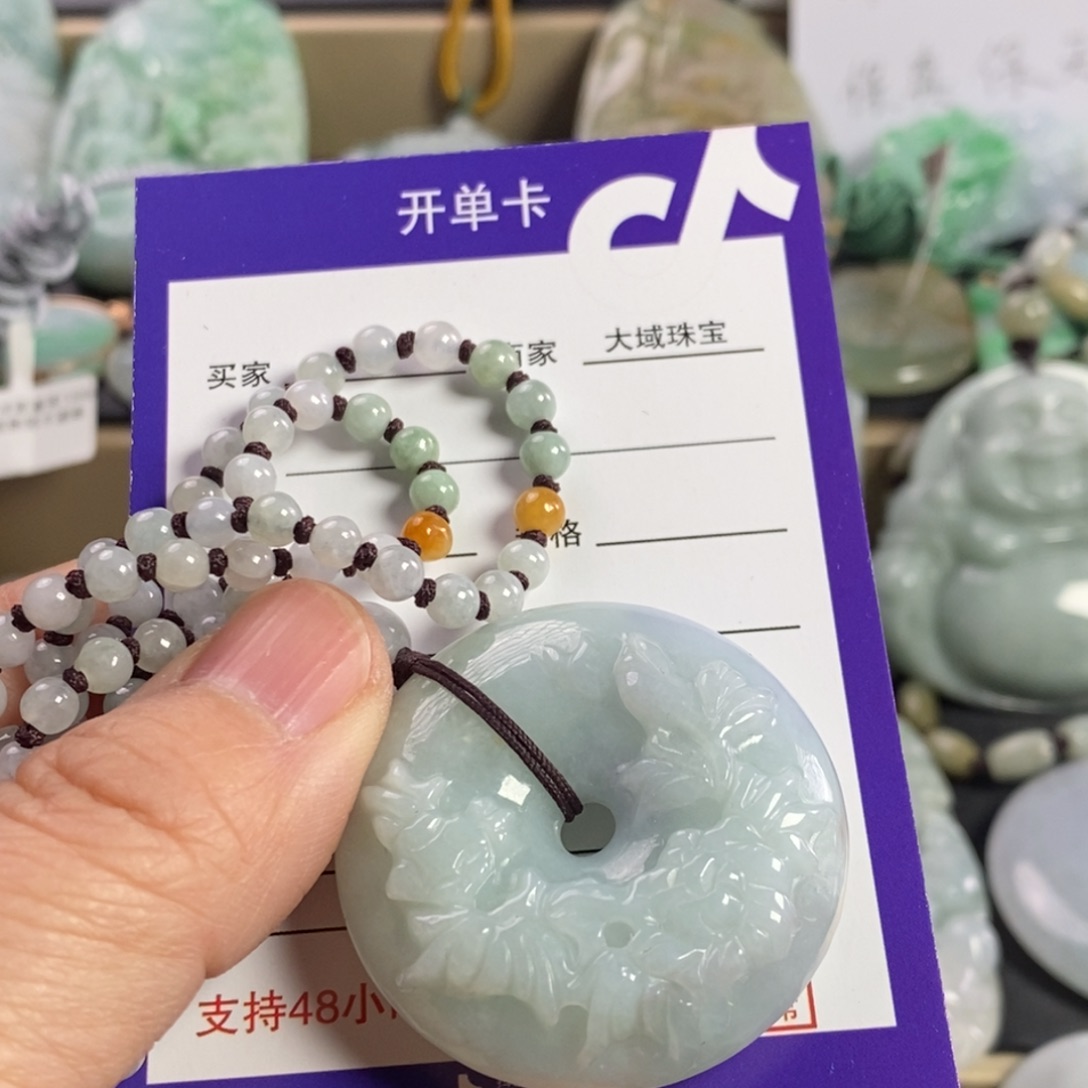 翡翠颈饰未镶嵌平安扣