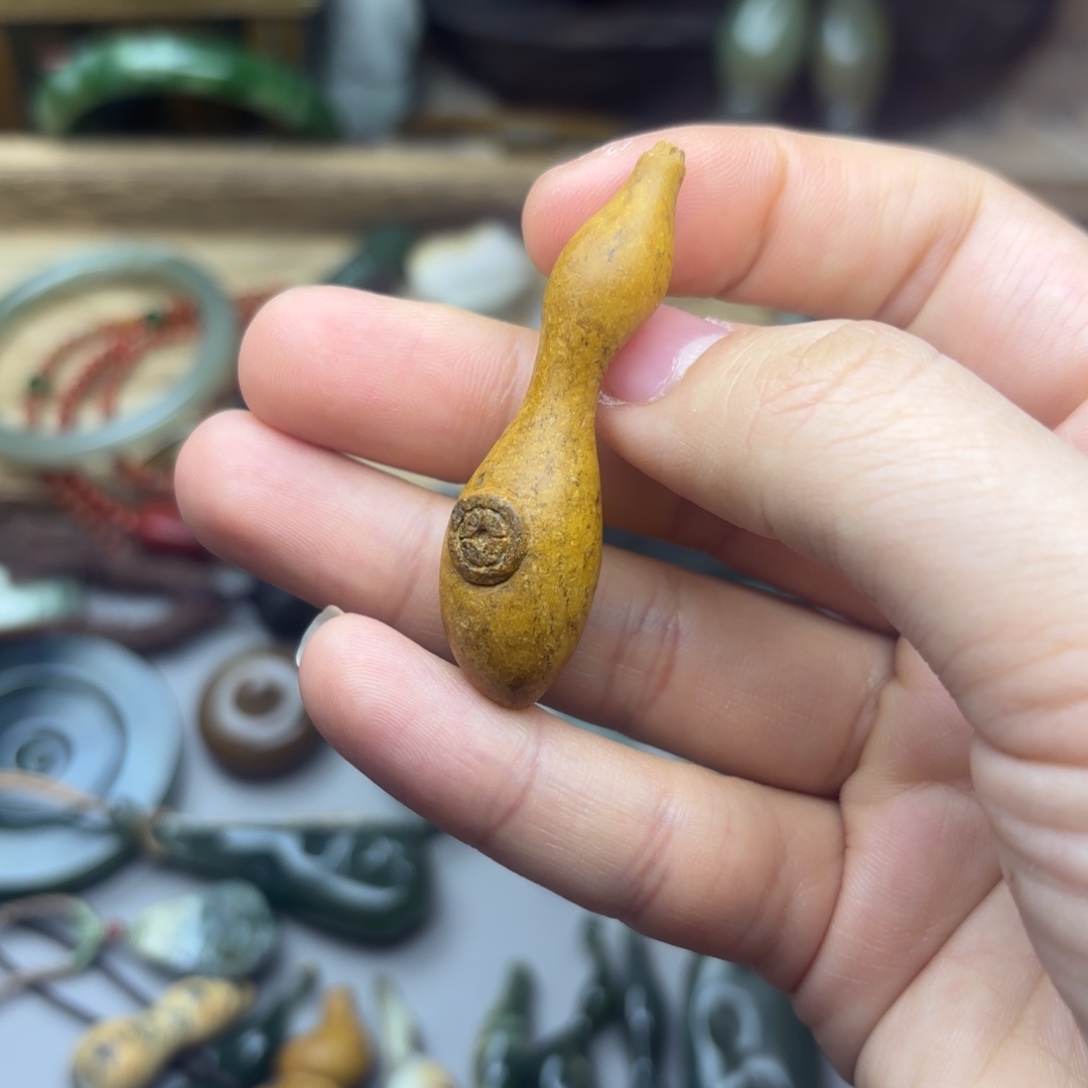 透闪石质玉未镶嵌颈饰