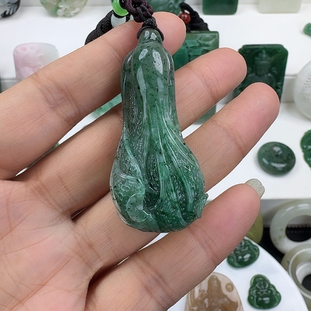 独山玉未镶嵌颈饰