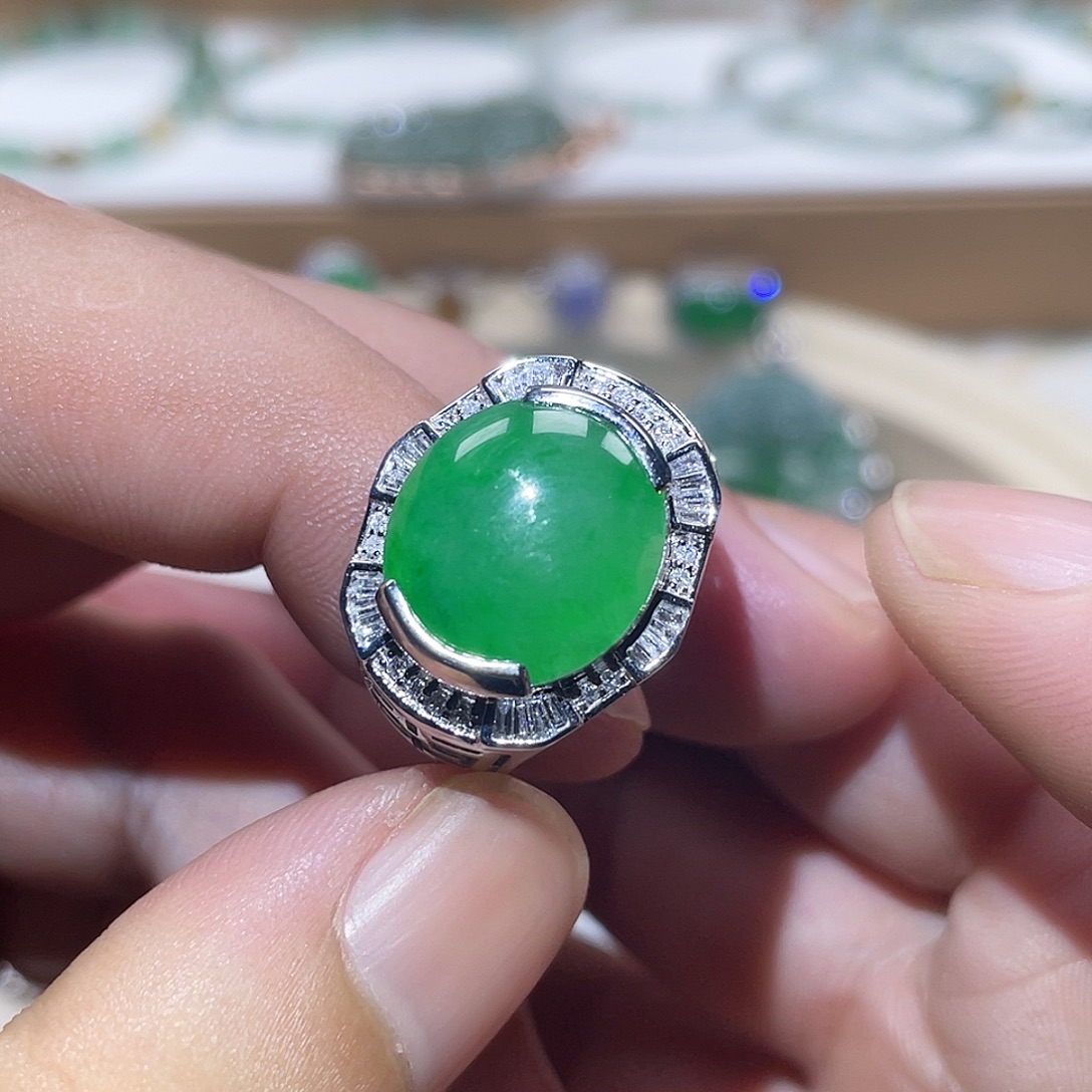 翡翠18K金镶嵌颈饰