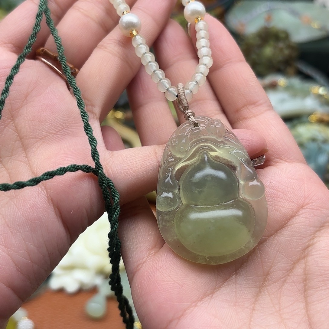 蛇纹石玉未镶嵌颈饰